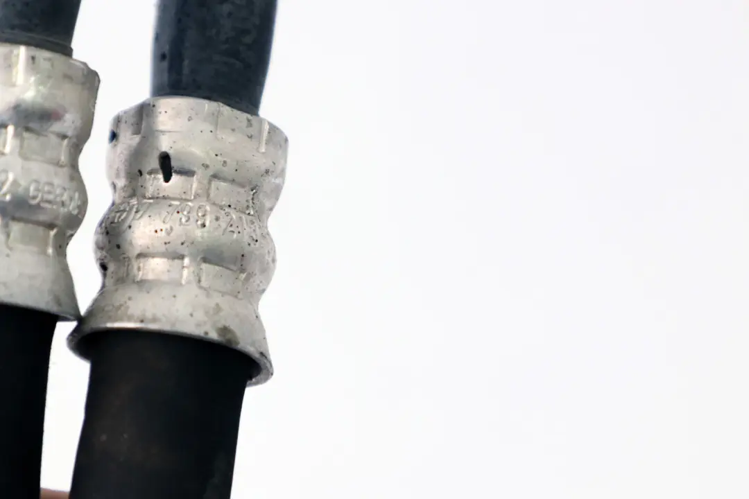 Tubo enfriamiento caja cambios Entrada Salida para BMW E60 E61 LCI con número de pieza 7799213 BMW E60 E61 LCI Tubo enfriamiento caja cambios Entrada Salida - SKU 7799213 - Número de pieza 7799213