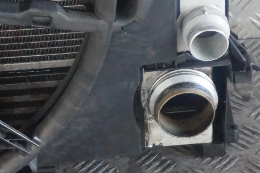 Complete Radiator Fan Housing 600W to BMW 5 Series E60 E61 520d 525d 530d Diesel with Part number 7801657 BMW 5 Series E60 E61 520d 525d 530d Diesel Complete Radiator Fan Housing 600W - SKU 7801657-2 - Part number 7801657