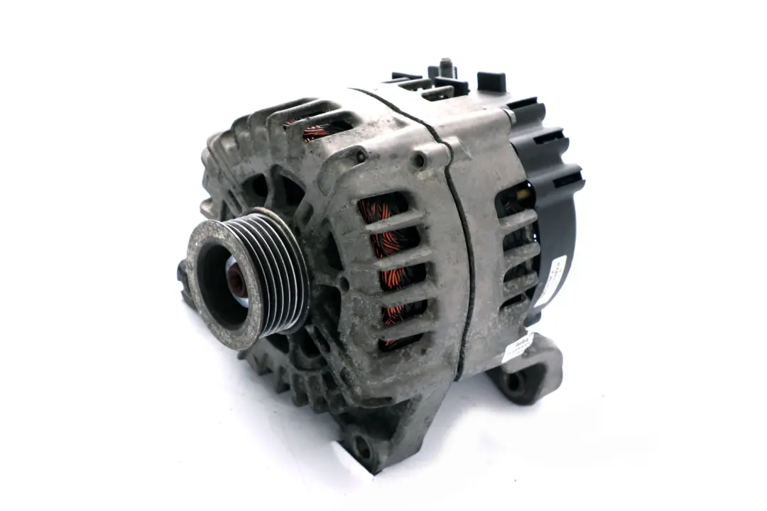 Alternatore Generatore Valeo 180A N47 per BMW E60 E61 E81 E87 E90 con numero di parte 7802261 BMW E60 E61 E81 E87 E90 Alternatore Generatore Valeo 180A N47 - SKU 7802261 - Numero di parte 7802261