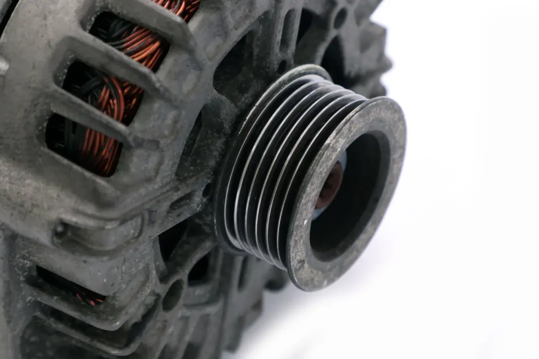 N47 Alternator 180A Valeo do BMW E60 E81 E87 E90 o numerze 7802261 BMW E60 E81 E87 E90 N47 Alternator 180A Valeo - SKU 7802261 - Numer Części 7802261