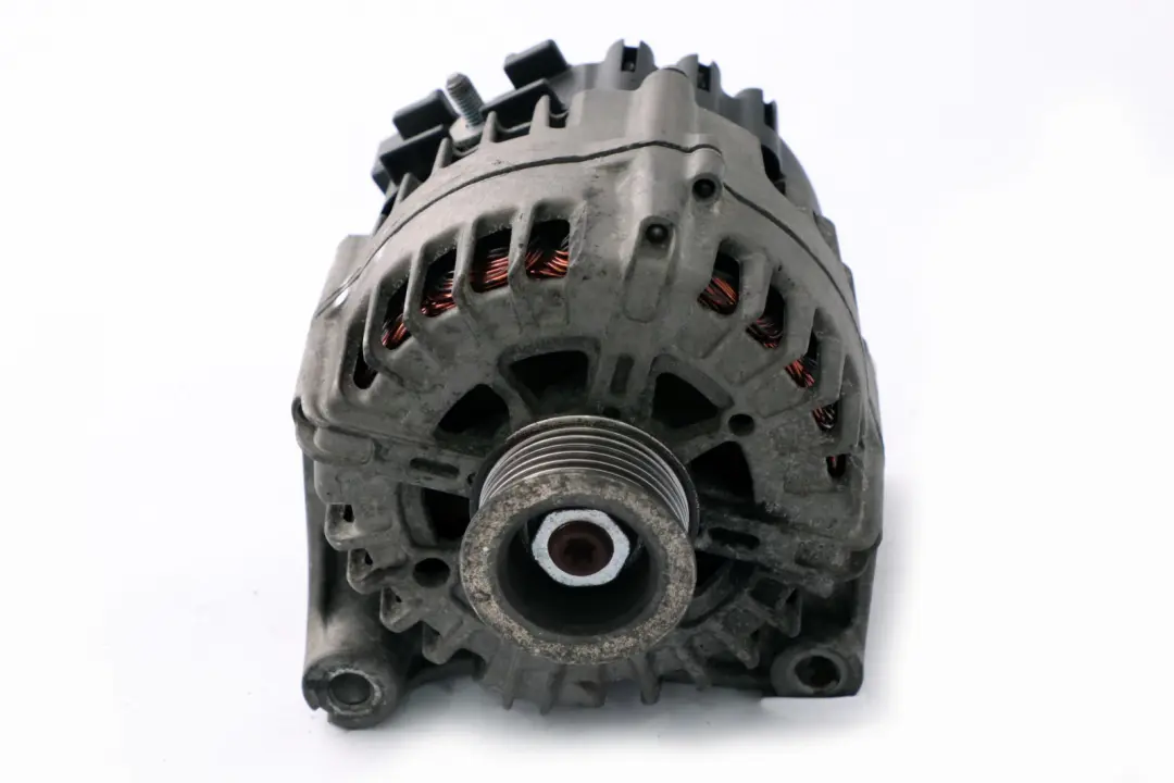 Alternatore Generatore Valeo 180A N47 per BMW E60 E61 E81 E87 E90 con numero di parte 7802261 BMW E60 E61 E81 E87 E90 Alternatore Generatore Valeo 180A N47 - SKU 7802261 - Numero di parte 7802261