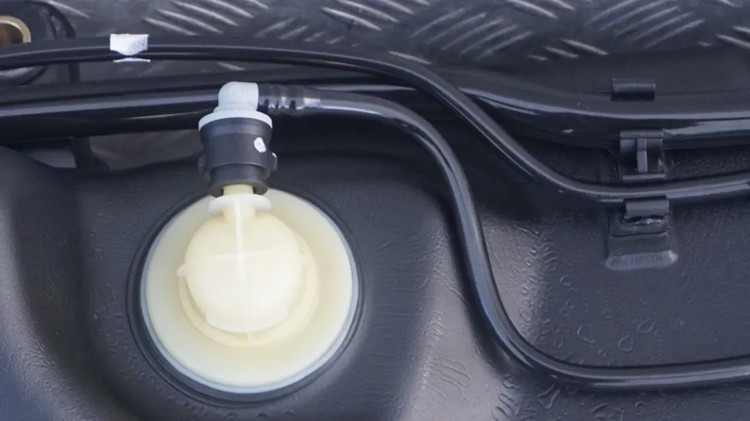 Complete Plastic Fuel Tank with Filler Pipe to BMW 5 Series E60 M5 S85 Petrol with Part number 7839871 BMW 5 Series E60 M5 S85 Petrol Complete Plastic Fuel Tank with Filler Pipe - SKU 7839871 - Part number 7839871