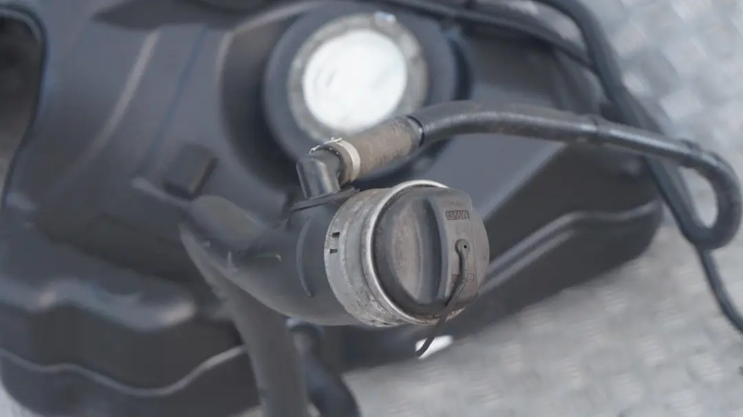 Kraftstofftank Kunststoff mit Einfüllrohr für BMW 5 er E60 M5 S85 mit Teilenummer 7839871 BMW 5 er E60 M5 S85 Kraftstofftank Kunststoff mit Einfüllrohr - SKU 7839871 - Teilenummer 7839871