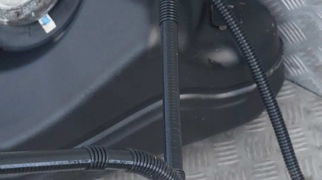 Kraftstofftank Kunststoff mit Einfüllrohr für BMW 5 er E60 M5 S85 mit Teilenummer 7839871 BMW 5 er E60 M5 S85 Kraftstofftank Kunststoff mit Einfüllrohr - SKU 7839871 - Teilenummer 7839871