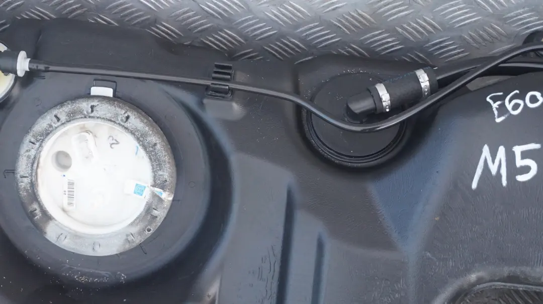 Kraftstofftank Kunststoff mit Einfüllrohr für BMW 5 er E60 M5 S85 mit Teilenummer 7839871 BMW 5 er E60 M5 S85 Kraftstofftank Kunststoff mit Einfüllrohr - SKU 7839871 - Teilenummer 7839871