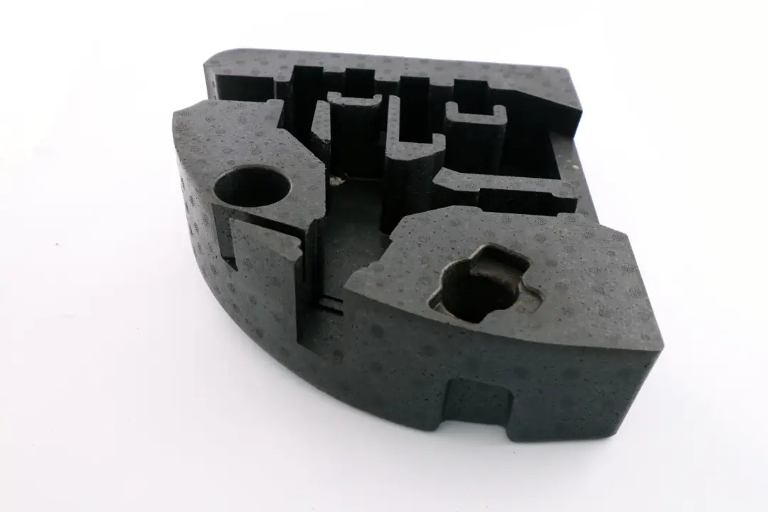 Dolna wkładka klapki bagażnika do BMW E60 M5 o numerze 51477896108 BMW E60 M5 Dolna wkładka klapki bagażnika - SKU 7896108 - Numer Części 51477896108