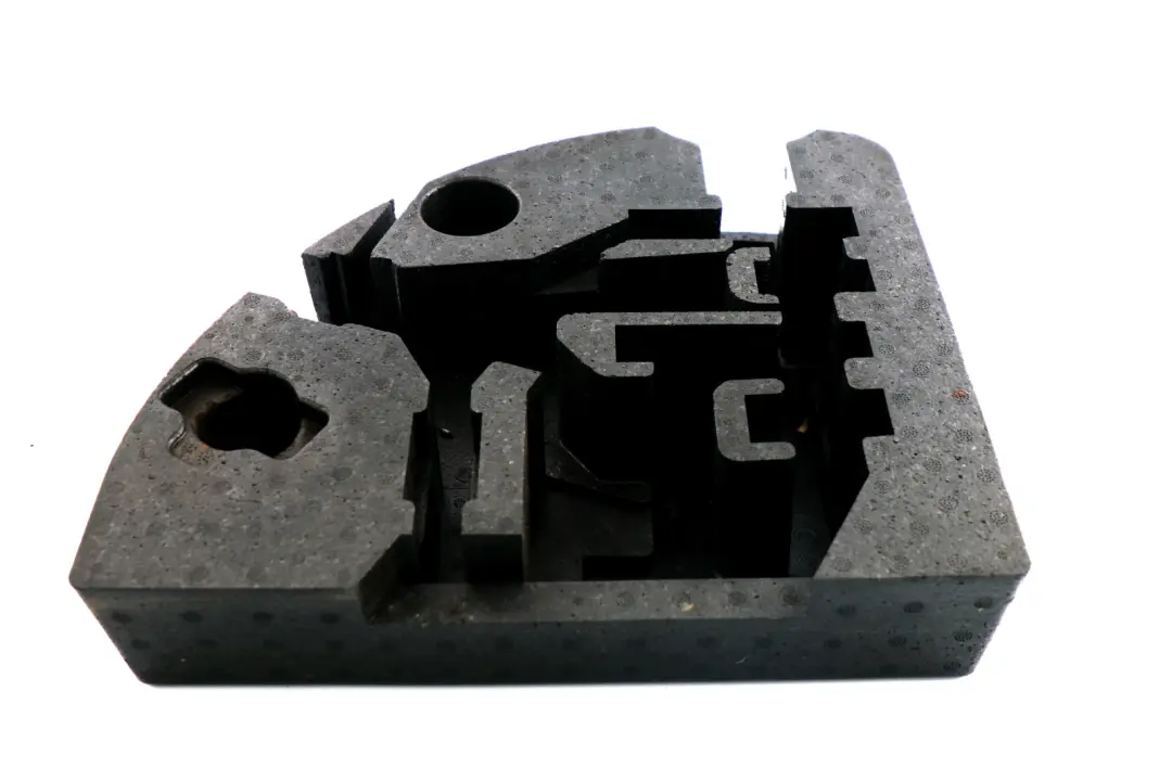 Dolna wkładka klapki bagażnika do BMW E60 M5 o numerze 51477896108 BMW E60 M5 Dolna wkładka klapki bagażnika - SKU 7896108 - Numer Części 51477896108