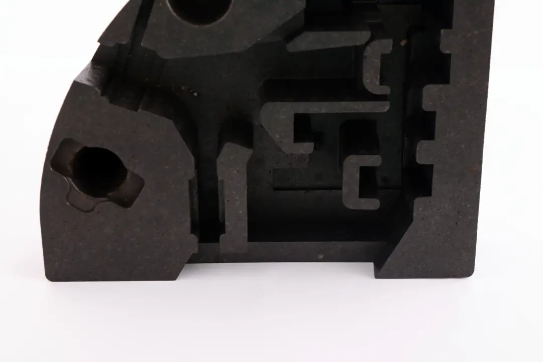 Dolna wkładka klapki bagażnika do BMW E60 M5 o numerze 51477896108 BMW E60 M5 Dolna wkładka klapki bagażnika - SKU 7896108 - Numer Części 51477896108