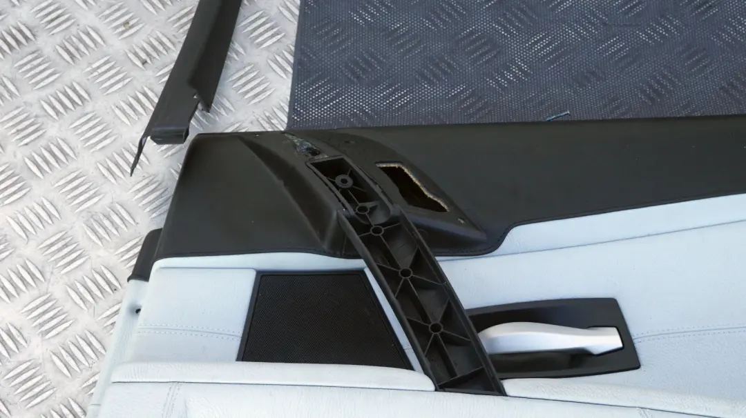 Türverkleidung Leder Hinten Rechts Silverstone für BMW 5 er E60 M5 mit Teilenummer 7898052 BMW 5 er E60 M5 Türverkleidung Leder Hinten Rechts Silverstone - SKU 7898052 - Teilenummer 7898052