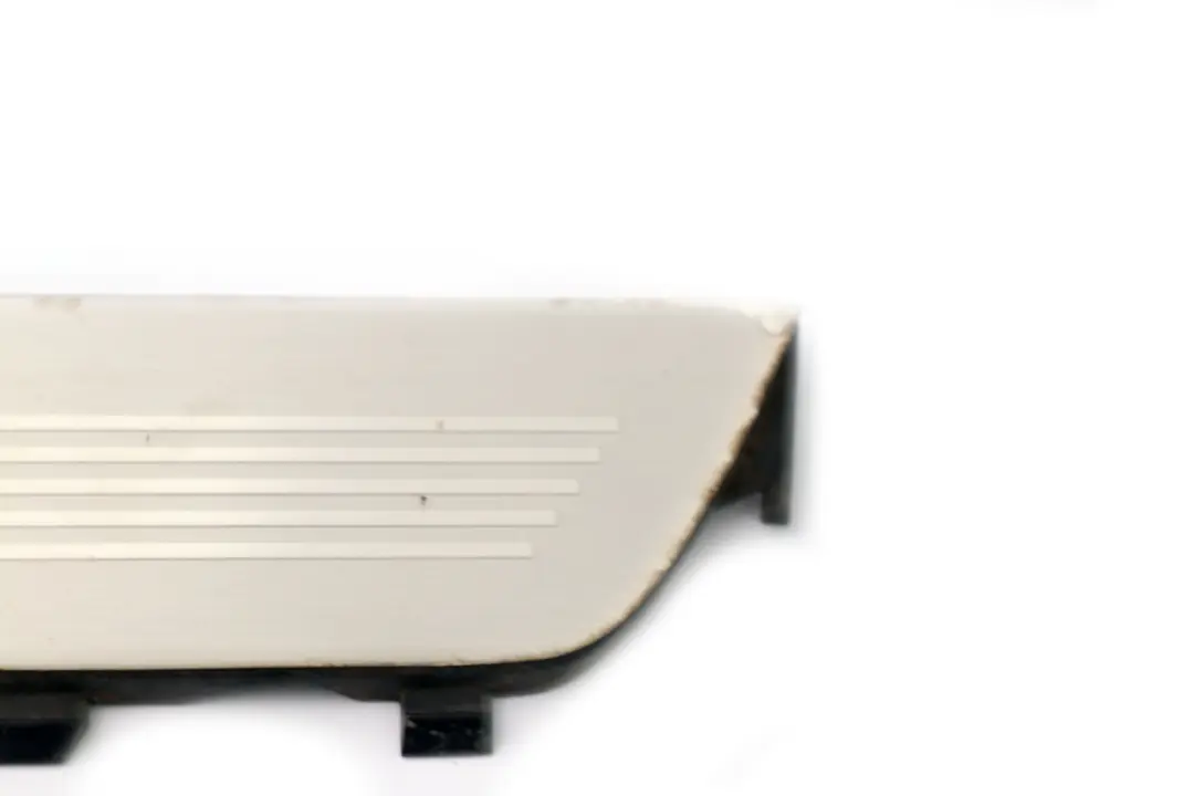 Moldura Entrada Trasera Derecha para BMW E87 M con número de pieza 7906820 BMW E87 M Moldura Entrada Trasera Derecha - SKU 7906820 - Número de pieza 7906820