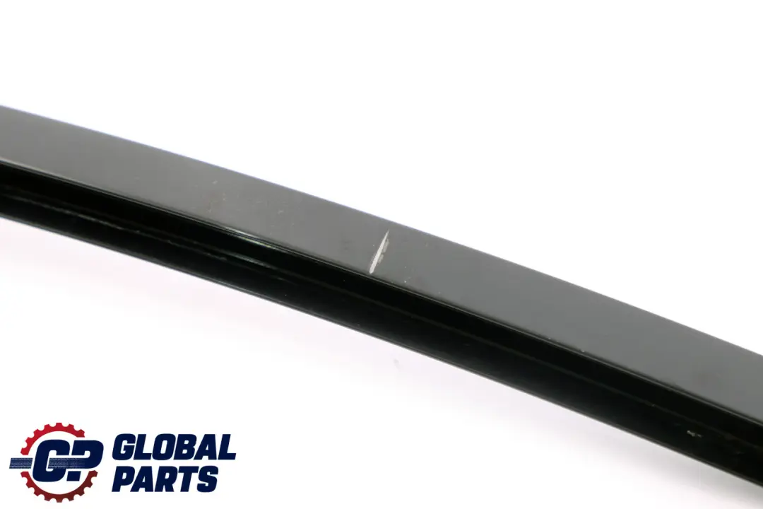 Ventana guia web cubierta trasera izquierda glanzschwarz para BMW E90 E90N con número de pieza 51357906913 BMW E90 E90N Ventana guia web cubierta trasera izquierda glanzschwarz - SKU 7906913 - Número de pieza 51357906913