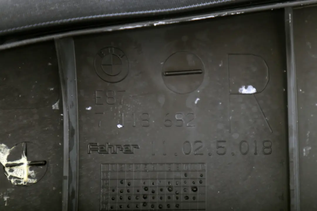 Boczek kanapa prawy tył tylny skóra do BMW E87 o numerze 7118682 BMW E87 Boczek kanapa prawy tył tylny skóra - SKU 8036232 - Numer Części 7118682