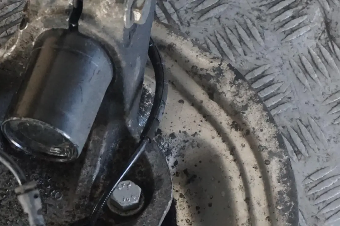 320si N45 M Sport Susp. del. izq. pinza freno para BMW E90 con número de pieza 8036553 BMW E90 320si N45 M Sport Susp. del. izq. pinza freno - SKU 8036553-4 - Número de pieza 8036553