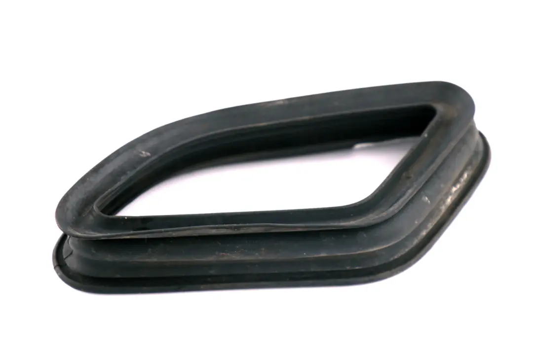 Guarnizione Presa Aria Sinistra per BMW 3 E90 E92 E93 LCI Cabrio con numero di parte 8041987 BMW 3 E90 E92 E93 LCI Cabrio Guarnizione Presa Aria Sinistra - SKU 8041987 - Numero di parte 8041987