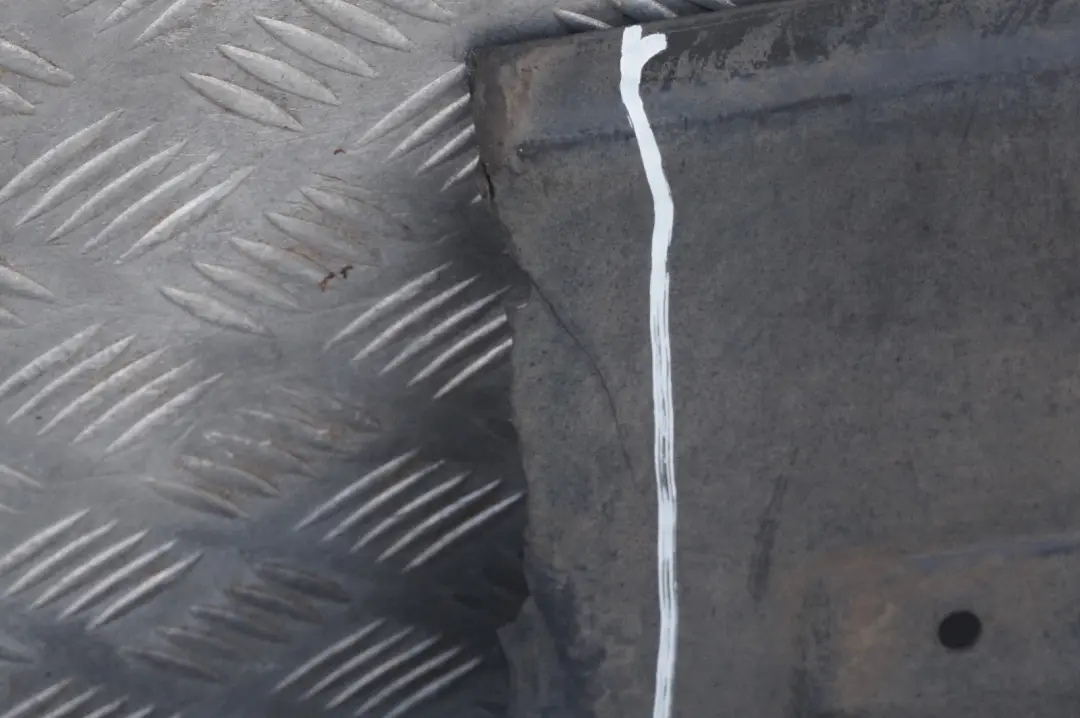 Abschirmung Motorraum Vorne für BMW 5 er E60 E61 M5 mit Teilenummer 8042975 BMW 5 er E60 E61 M5 Abschirmung Motorraum Vorne - SKU 8042975 - Teilenummer 8042975