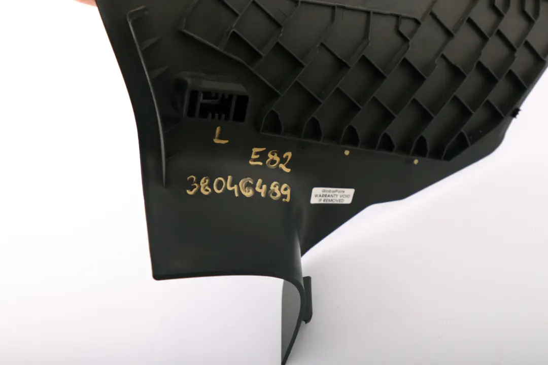 Columna C Pilar Trasero Izquierdo Embellecedor Negro 2996105 para BMW E82 con número de pieza 8046489 BMW E82 Columna C Pilar Trasero Izquierdo Embellecedor Negro 2996105 - SKU 8046489 - Número de pieza 8046489