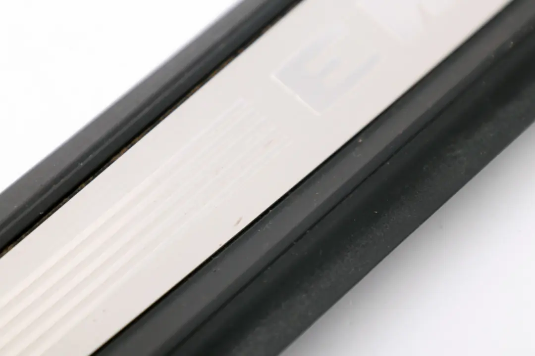 Striscia Copertura Ingresso Anteriore Sinistro Destro per BMW F80 M3 con numero di parte 8055779 BMW F80 M3 Striscia Copertura Ingresso Anteriore Sinistro Destro - SKU 8055779 - Numero di parte 8055779