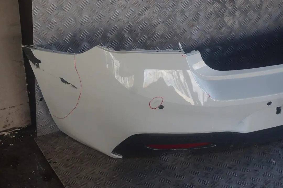 BMW Série 1 F20 F21 LCI 1 M Sport Pare-chocs arrière blanc alpin - 300 - SKU 8064151-AW1 - Numéro de pièce 8064151
