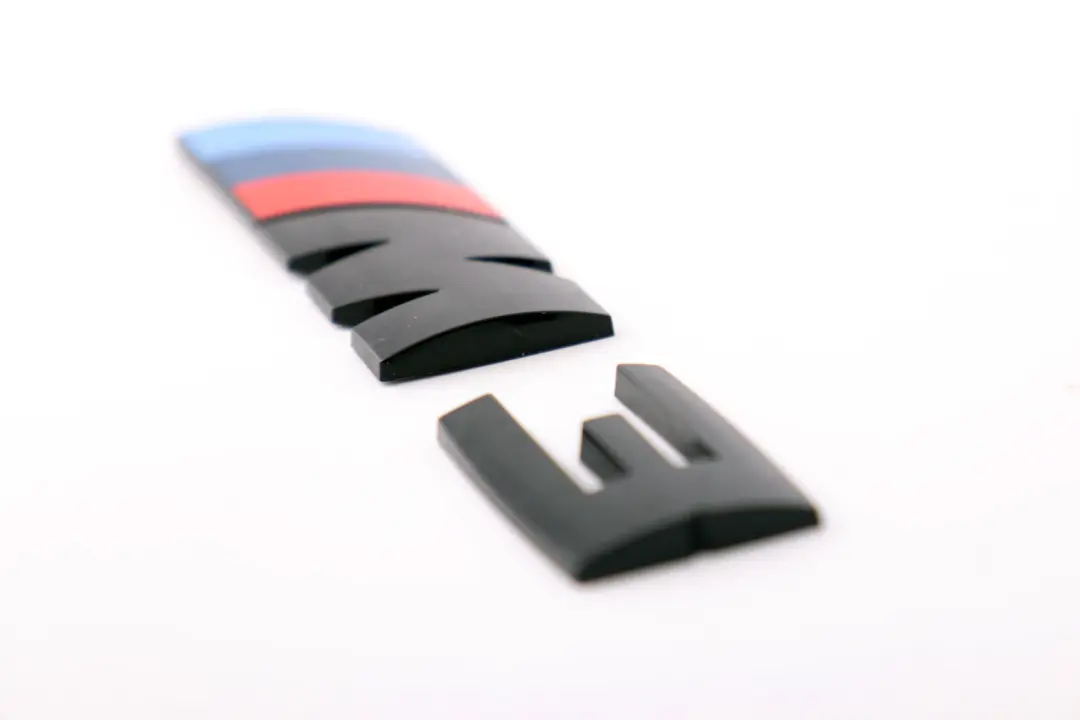Reihe F80 M3 Emblem - M3 -hinten Kofferraumdeckel mit Schriftzug für BMW 3 mit Teilenummer 8068580 BMW 3 Reihe F80 M3 Emblem - M3 -hinten Kofferraumdeckel mit Schriftzug - SKU 8068580 - Teilenummer 8068580