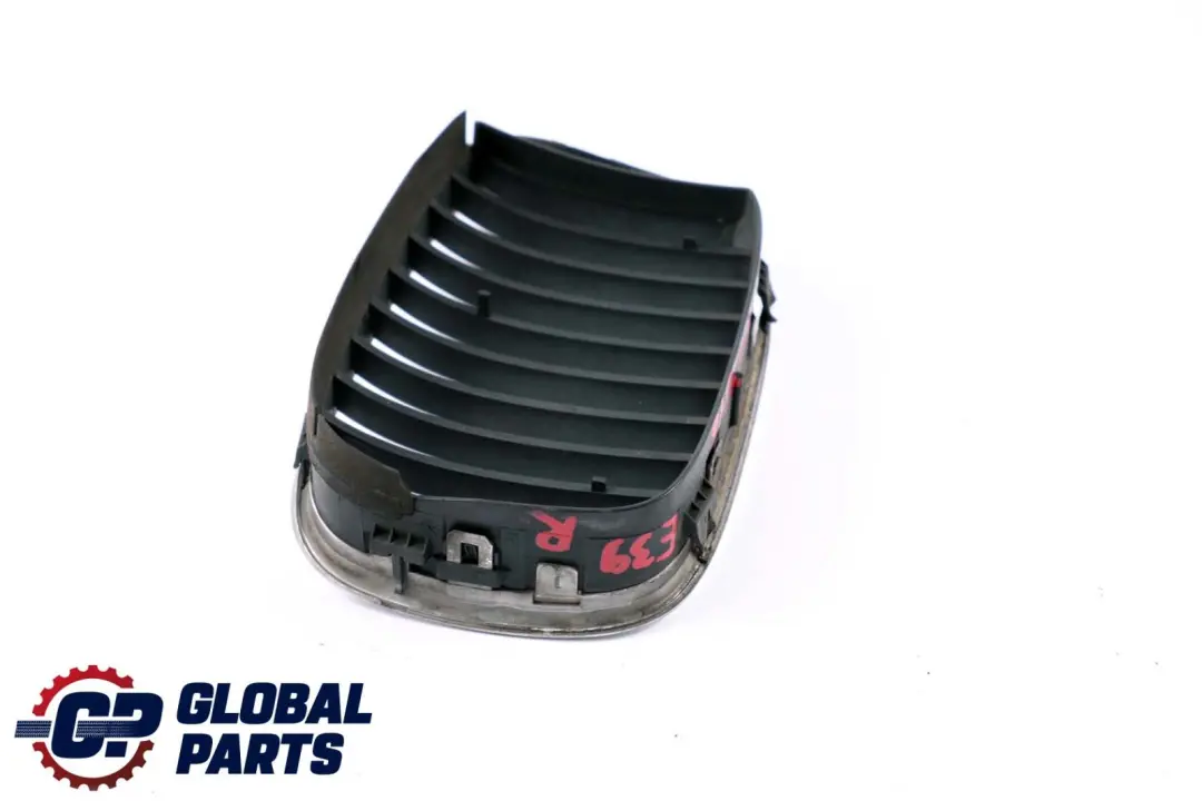 Frontstoßstange Mitte Kühlergrill Rechts Schwarz Chrom 8159312 für BMW E39 mit Teilenummer 8159316 BMW E39 Frontstoßstange Mitte Kühlergrill Rechts Schwarz Chrom 8159312 - SKU 8159316 - Teilenummer 8159316