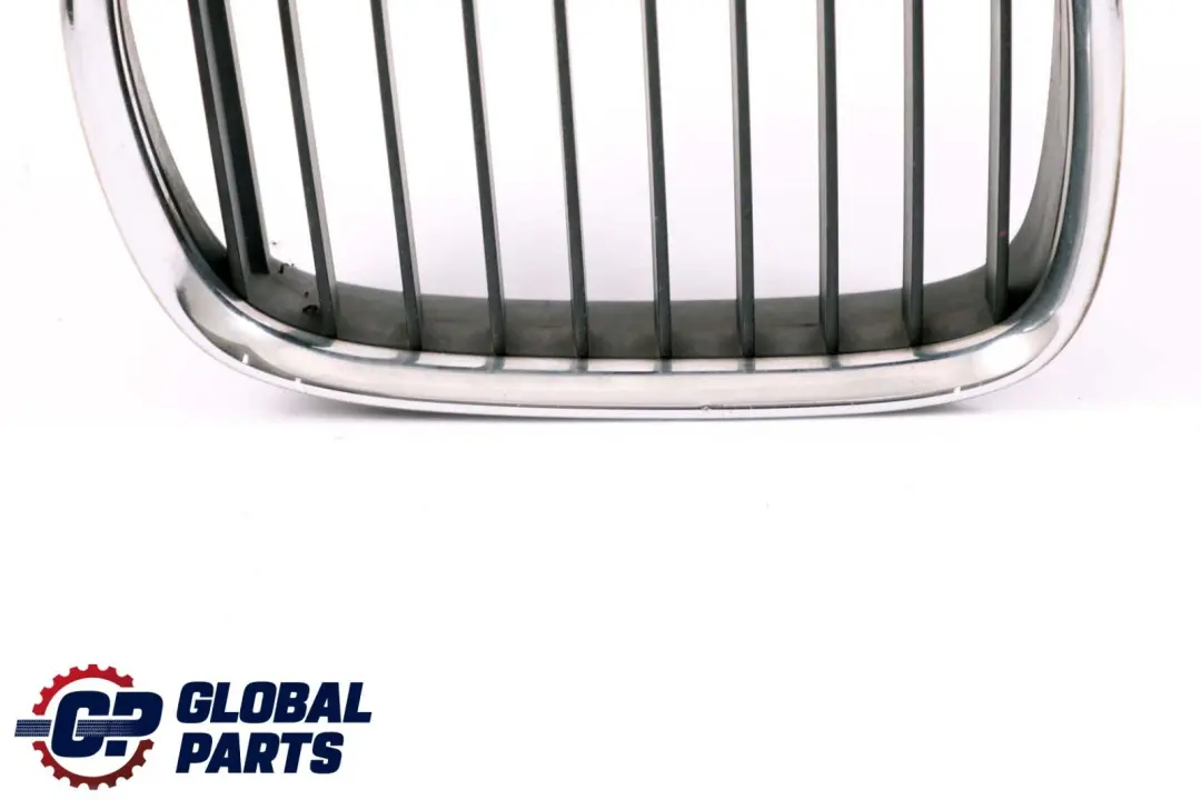 Pare-chocs avant Grille centrale Droite Noir Chromé 8159312 BMW E39 - SKU 8159316 - Numéro de pièce 8159316