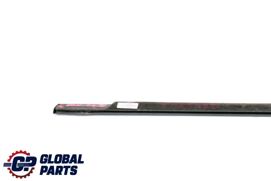 Prawa Osłona Kanału Szyby Drzwi Tył do BMW E46 o numerze 8194704 BMW E46 Prawa Osłona Kanału Szyby Drzwi Tył - SKU 8194704 - Numer Części 8194704