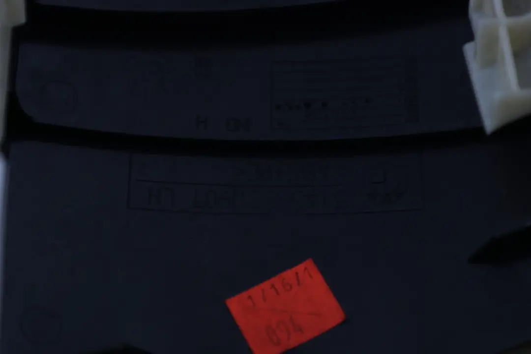 Panel Izquierdo Pilar B Superior Columna Central Tapa Negro 8203871 para BMW X5 E53 con número de pieza 8259819 BMW X5 E53 Panel Izquierdo Pilar B Superior Columna Central Tapa Negro 8203871 - SKU 8203871-1 - Número de pieza 8259819