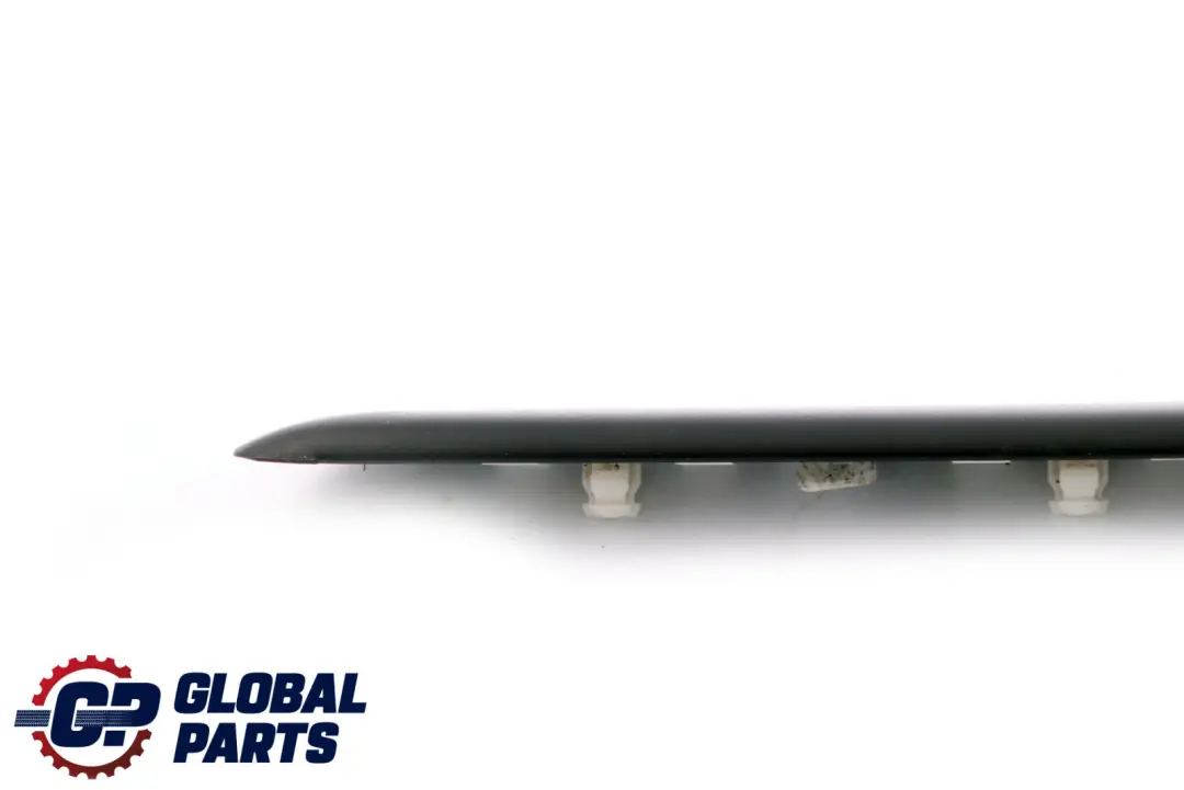 Moldura Guardabarros Delantero Derecho Negro para BMW E46 con número de pieza 8208448 BMW E46 Moldura Guardabarros Delantero Derecho Negro - SKU 8208448 - Número de pieza 8208448