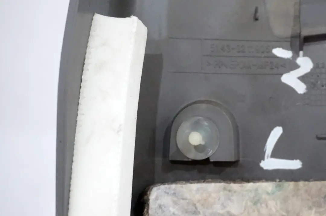 Verkleidung Säule Mitte Unten Links 8211905 für BMW X5 Series E53 mit Teilenummer 8259251 BMW X5 Series E53 Verkleidung Säule Mitte Unten Links 8211905 - SKU 8211905-2 - Teilenummer 8259251