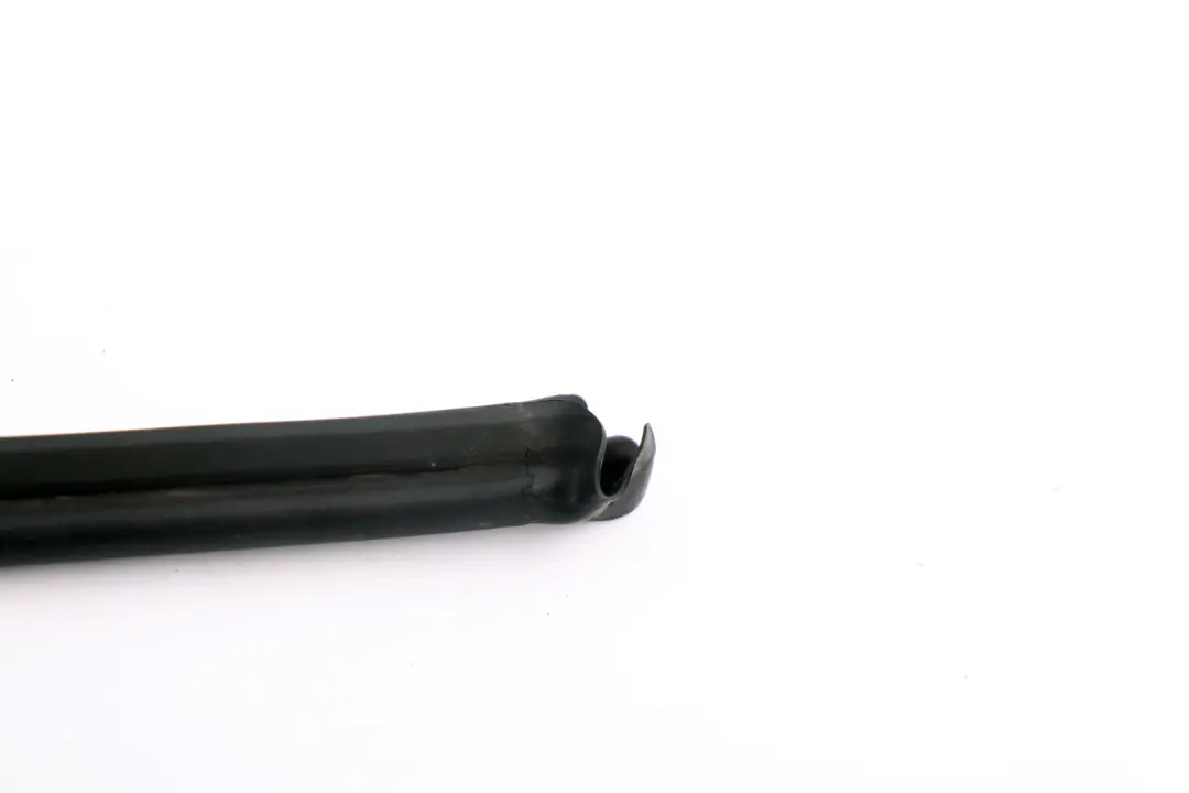 Sello Motor Capo Capo Junta Delantera Derecha para BMW E46 con número de pieza 8215894 BMW E46 Sello Motor Capo Capo Junta Delantera Derecha - SKU 8215894 - Número de pieza 8215894