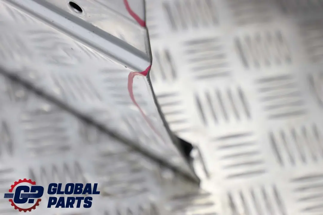 Tür Vorne Links Arktis Silber Metallic - 309 für BMW 5 E39 Limousine Touring mit Teilenummer 8216817 BMW 5 E39 Limousine Touring Tür Vorne Links Arktis Silber Metallic - 309 - SKU 8216817-AS - Teilenummer 8216817