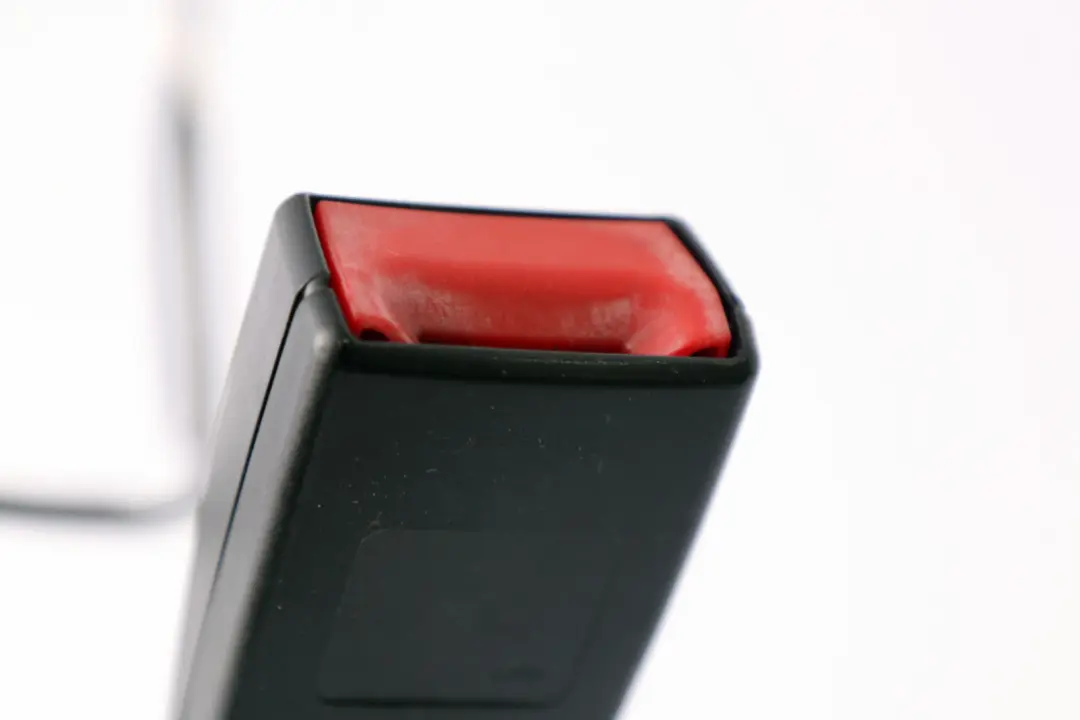 Cinghia inferiore anteriore sinistra 7211 per BMW E65 E66 E67 con numero di parte 8223329 BMW E65 E66 E67 Cinghia inferiore anteriore sinistra 7211 - SKU 8223329 - Numero di parte 8223329