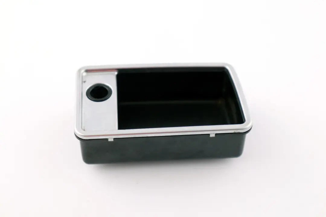 Einsatz Ascher Vorne 5116 für BMW 7 er E65 E66 E67 mit Teilenummer 8223405 BMW 7 er E65 E66 E67 Einsatz Ascher Vorne 5116 - SKU 8223405 - Teilenummer 8223405