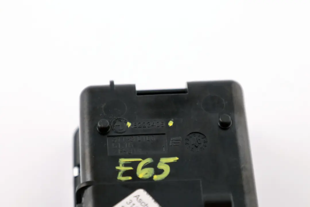 Einsatz Ascher Vorne 5116 für BMW 7 er E65 E66 E67 mit Teilenummer 8223405 BMW 7 er E65 E66 E67 Einsatz Ascher Vorne 5116 - SKU 8223405 - Teilenummer 8223405