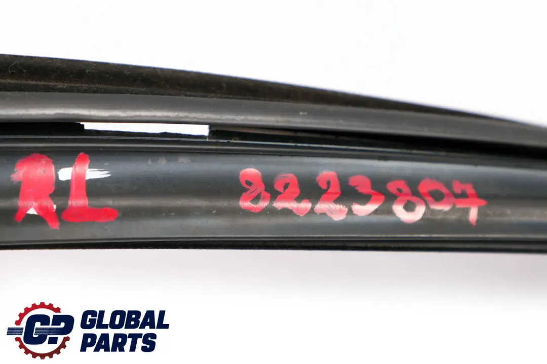 Izquierda Puerta Trasera Ventana Guia Junta Caucho para BMW E65 con número de pieza 51358223807 BMW E65 Izquierda Puerta Trasera Ventana Guia Junta Caucho - SKU 8223807 - Número de pieza 51358223807