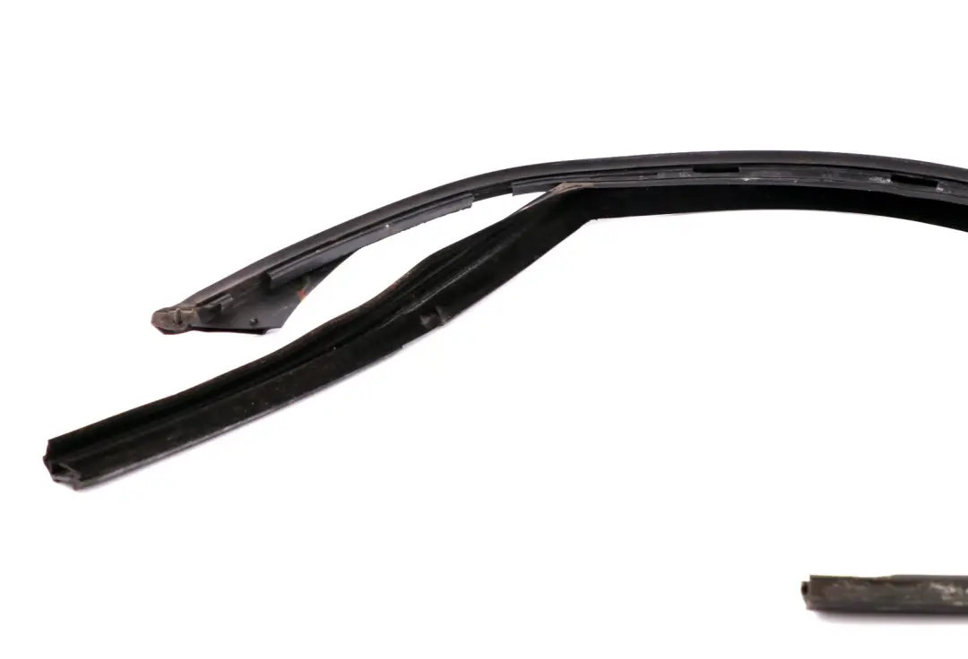 Guarnizione Finestrino Anteriore BMW E65 E66 Guarnizione Gomma Sinistra per con numero di parte 51338223831 Guarnizione Finestrino Anteriore BMW E65 E66 Guarnizione Gomma Sinistra - SKU 8223831 - Numero di parte 51338223831