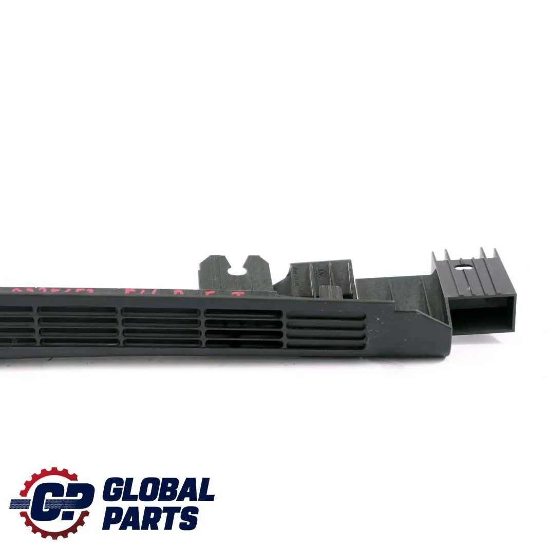 Lateral Trunk Floor Vent Louvre Right para BMW E46 Touring con número de pieza 8208972 BMW E46 Touring Lateral Trunk Floor Vent Louvre Right - SKU 8235652 - Número de pieza 8208972