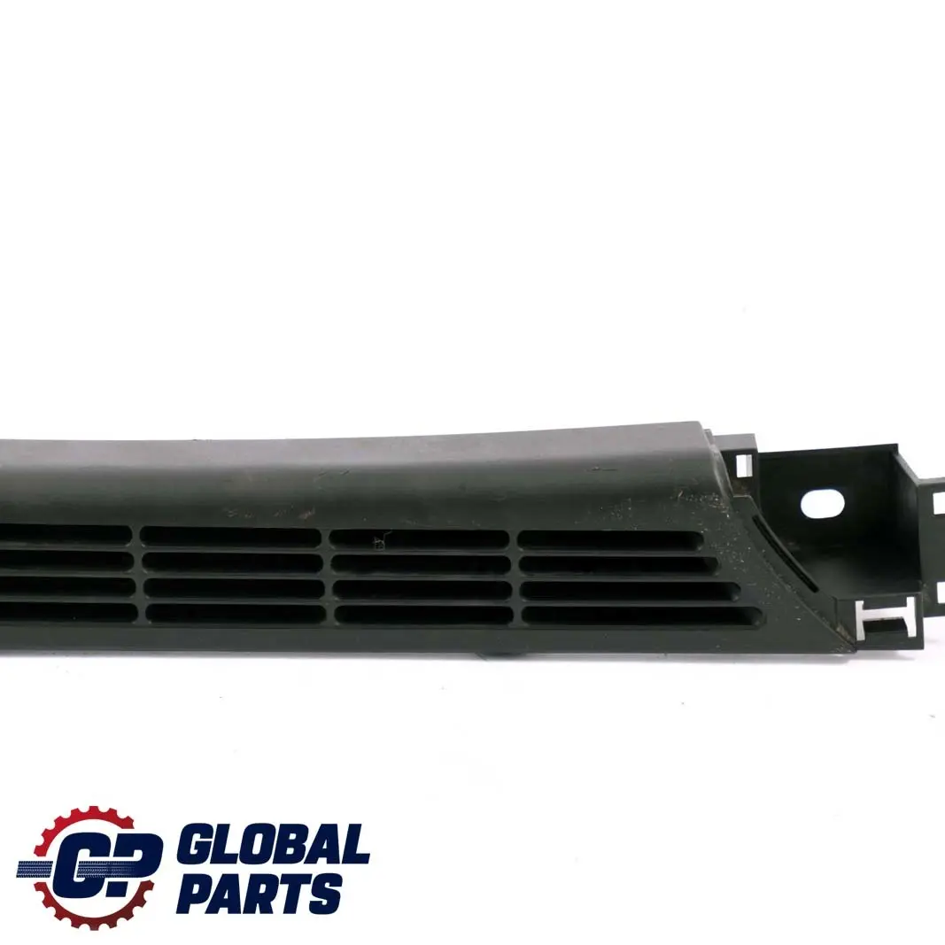 Lateral Trunk Floor Vent Louvre Right para BMW E46 Touring con número de pieza 8208972 BMW E46 Touring Lateral Trunk Floor Vent Louvre Right - SKU 8235652 - Número de pieza 8208972