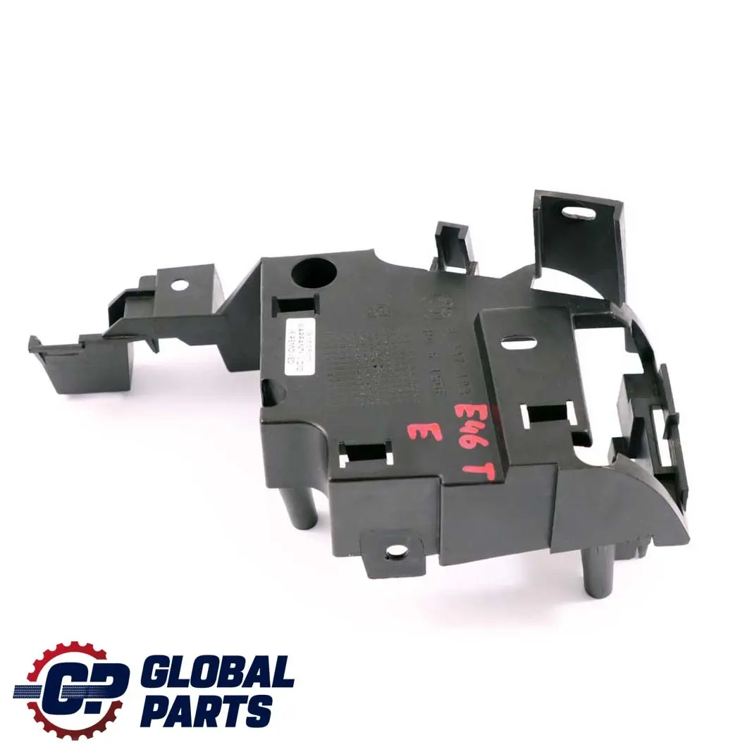 Soporte base cinturón seguridad trasero izquierdo para BMW E46 Touring con número de pieza 8237133 BMW E46 Touring Soporte base cinturón seguridad trasero izquierdo - SKU 8237133 - Número de pieza 8237133