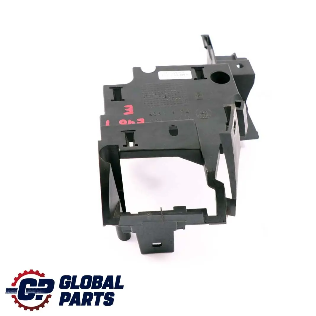 Soporte base cinturón seguridad trasero izquierdo para BMW E46 Touring con número de pieza 8237133 BMW E46 Touring Soporte base cinturón seguridad trasero izquierdo - SKU 8237133 - Número de pieza 8237133