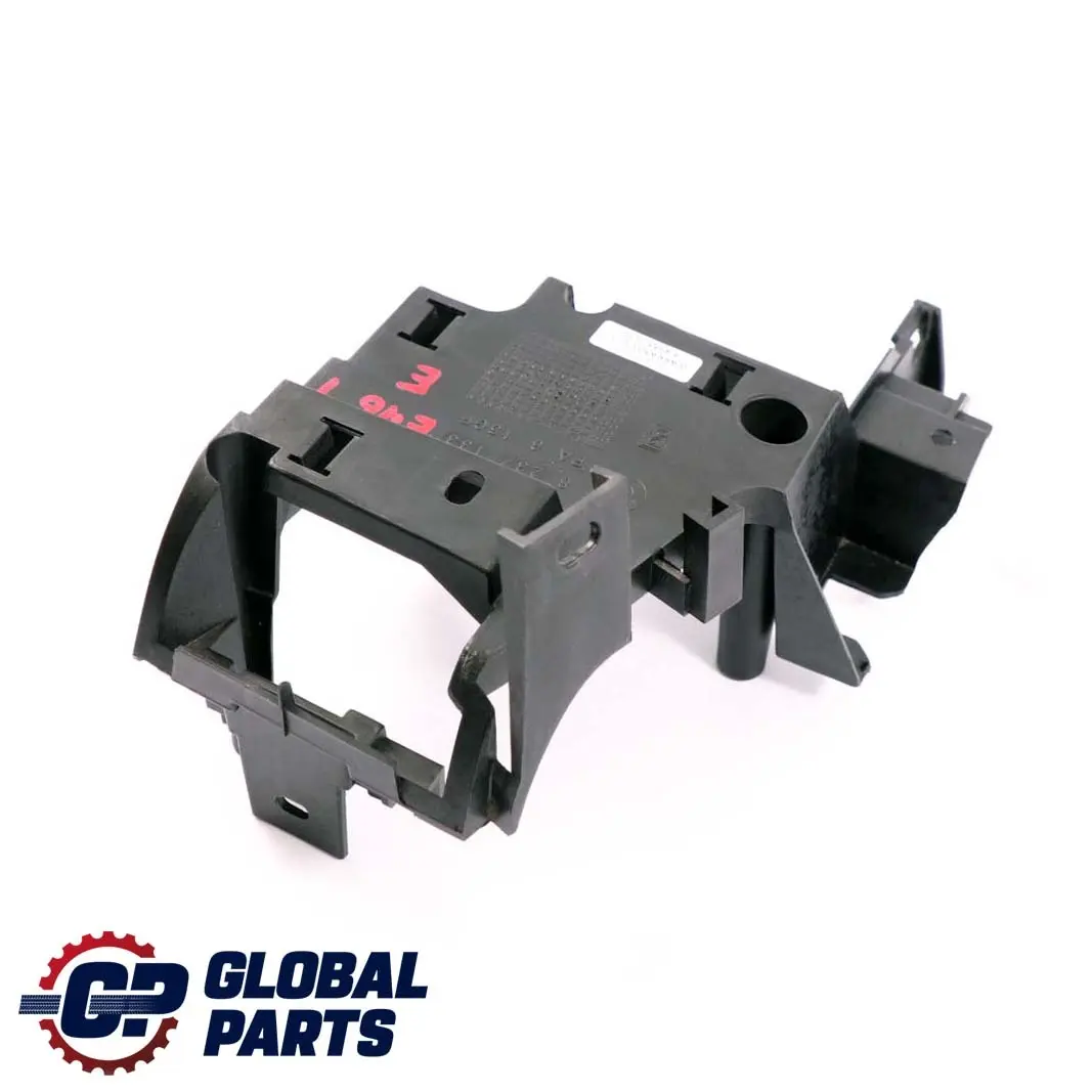 Soporte base cinturón seguridad trasero izquierdo para BMW E46 Touring con número de pieza 8237133 BMW E46 Touring Soporte base cinturón seguridad trasero izquierdo - SKU 8237133 - Número de pieza 8237133