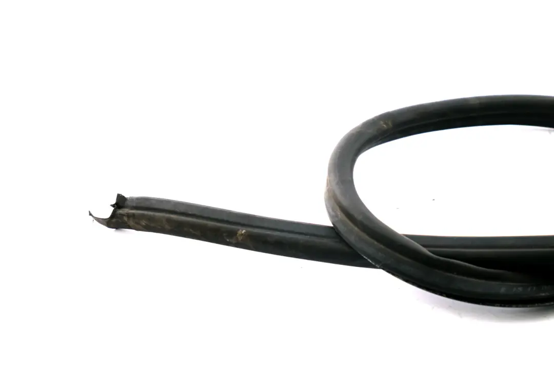 BMW 7 er E65 E66 E67 Abdichtung Frontklappe Mitte - SKU 8240742 - Teilenummer 8240742