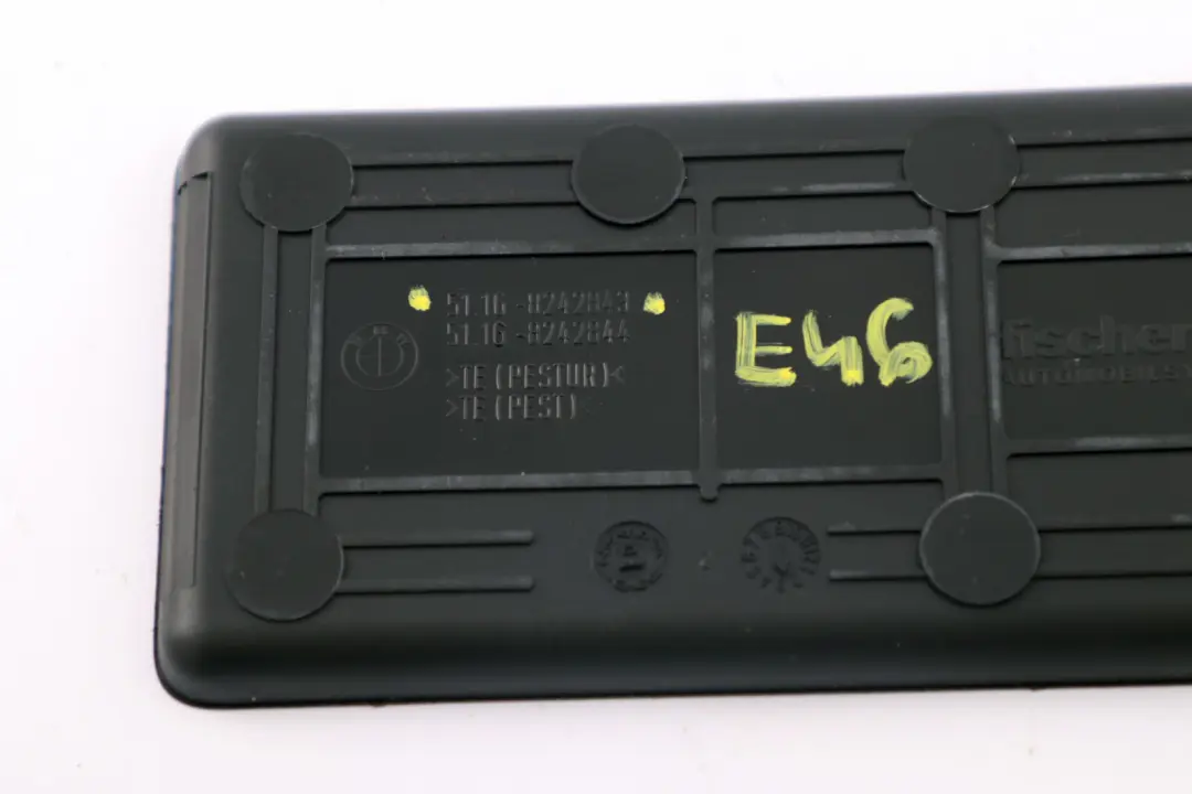 Inserto in gomma vassoio portaoggetti anteriore nero per BMW E46 con numero di parte 8242843 BMW E46 Inserto in gomma vassoio portaoggetti anteriore nero - SKU 8242843 - Numero di parte 8242843