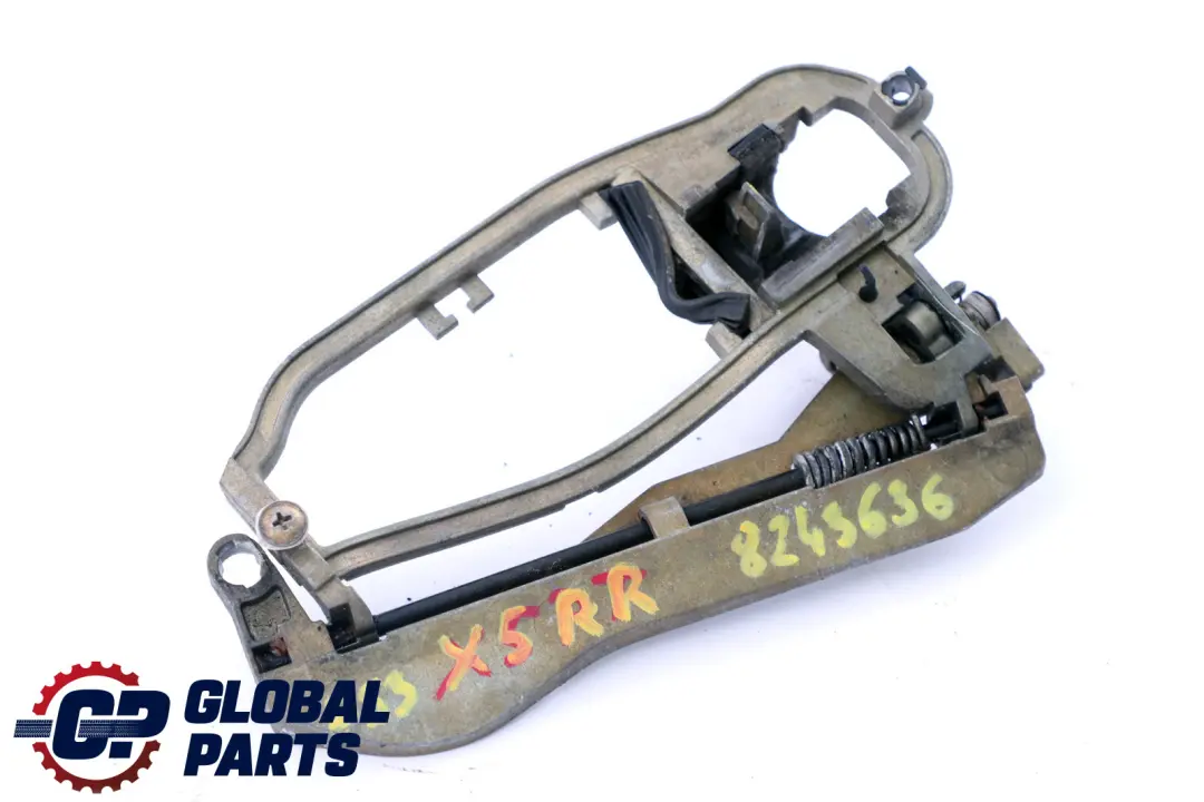 Fila E53 Supporto Maniglia Porta Esterna Posteriore Destra per BMW X5 con numero di parte 8243636 BMW X5 Fila E53 Supporto Maniglia Porta Esterna Posteriore Destra - SKU 8243636 - Numero di parte 8243636