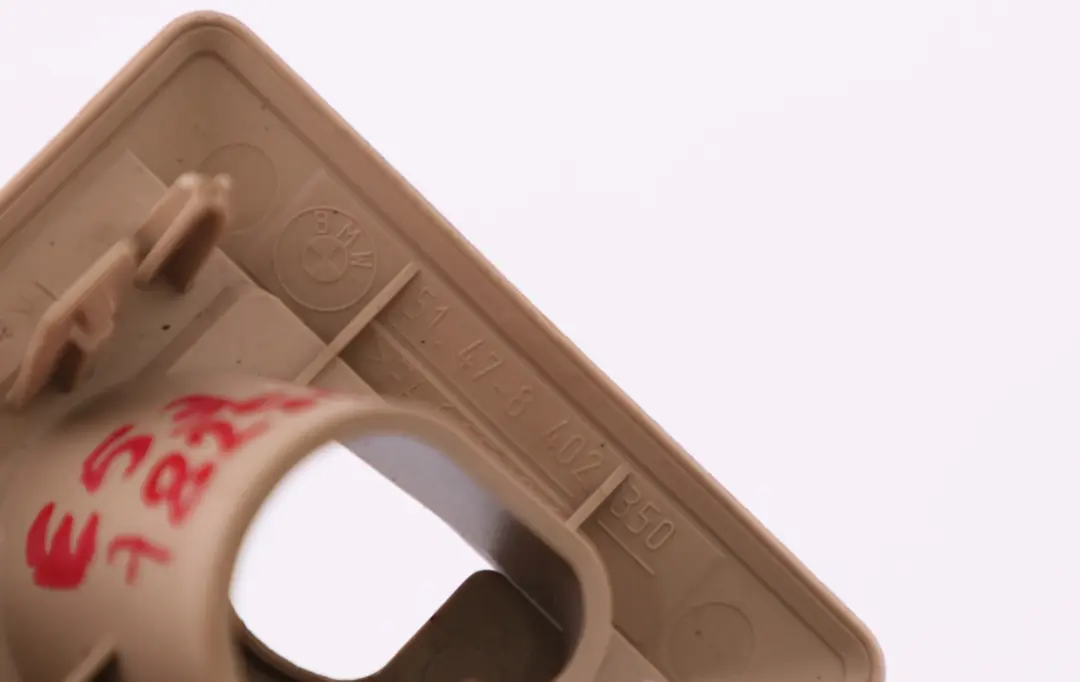 Beżowy hak siatki prawy do BMW X5 E53 o numerze 8250068 BMW X5 E53 Beżowy hak siatki prawy - SKU 8250068 - Numer Części 8250068