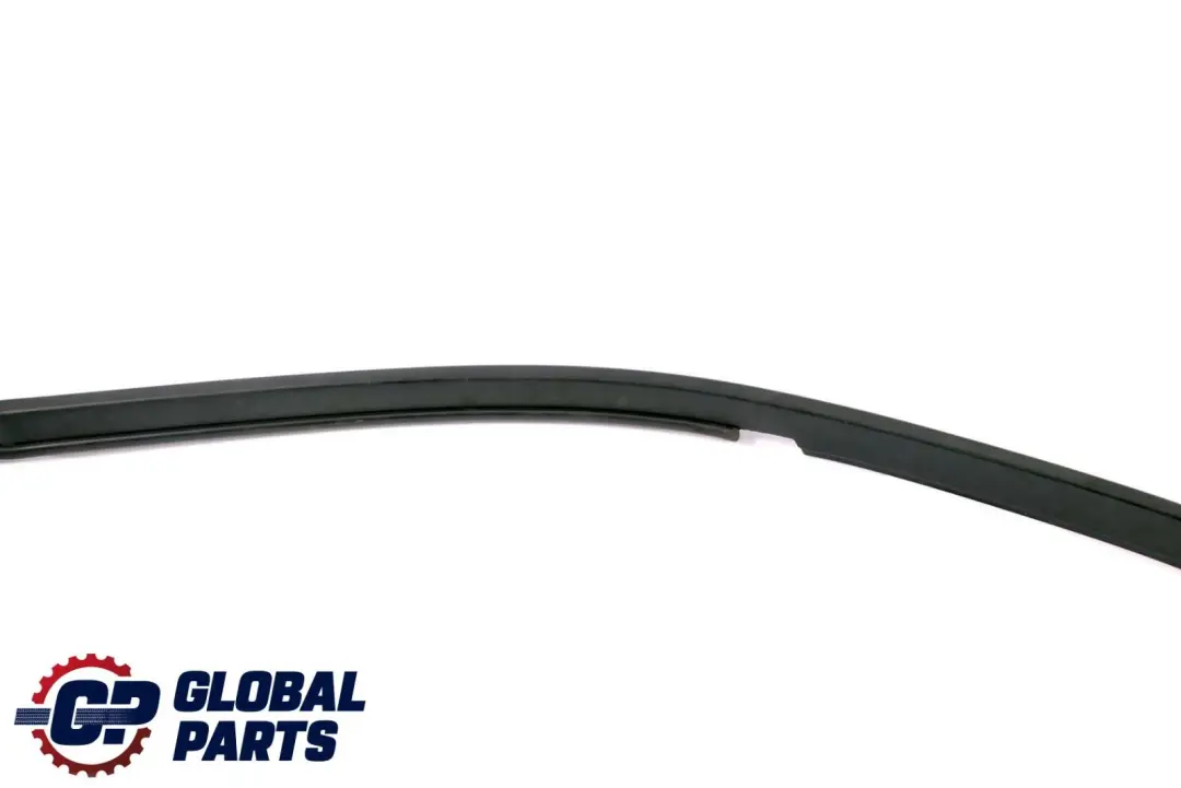 Osłona Ramy Szyby Tylnych Drzwi Prawych Czarna 8159876 do BMW E39 o numerze 8252668 BMW E39 Osłona Ramy Szyby Tylnych Drzwi Prawych Czarna 8159876 - SKU 8252668 - Numer Części 8252668