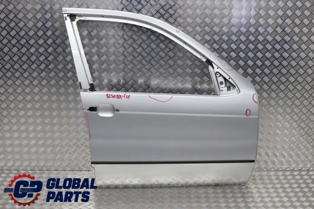 Porta Anteriore Destra Argento-Titanio Titan Argento Metallic - per BMW X5 E53 con numero di parte 8256824 BMW X5 E53 Porta Anteriore Destra Argento-Titanio Titan Argento Metallic - - SKU 8256824-TS1 - Numero di parte 8256824
