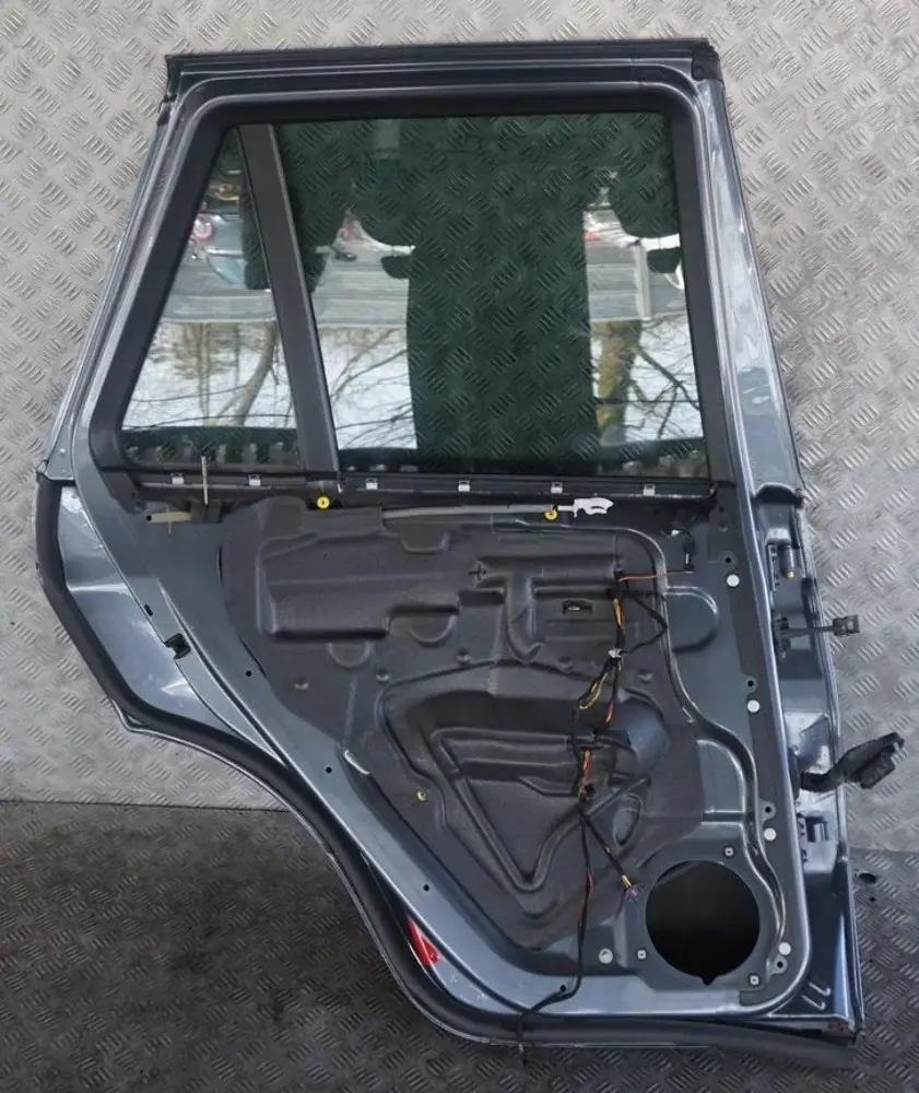 Puerta Trasera Izquierda Stahlgrau Gris Acero Metalizado - 400 para BMW E53 1 con número de pieza 8256827 BMW E53 1 Puerta Trasera Izquierda Stahlgrau Gris Acero Metalizado - 400 - SKU 8256827-STH1 - Número de pieza 8256827