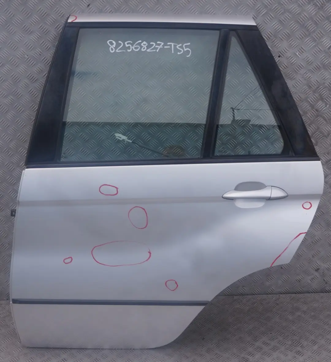 Drzwi lewy tył tylne lewe titansilber do BMW E53 X5 o numerze 8256827 BMW E53 X5 Drzwi lewy tył tylne lewe titansilber - SKU 8256827-TS5 - Numer Części 8256827