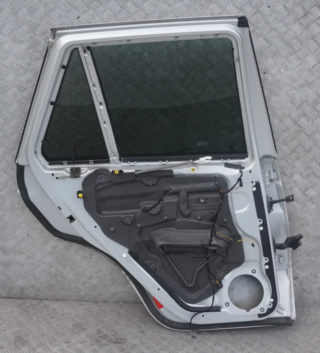 Fahrerseite Tür hinten links Titansilber Titan Silber Metallic für BMW X5 er 6 E53 mit Teilenummer 8256827 BMW X5 er 6 E53 Fahrerseite Tür hinten links Titansilber Titan Silber Metallic - SKU 8256827-TS7 - Teilenummer 8256827